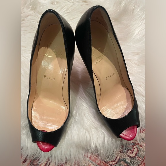 Christian Louboutin simple peep toe pump. Black kid leather. Size 37.5. - Picture 4 of 9